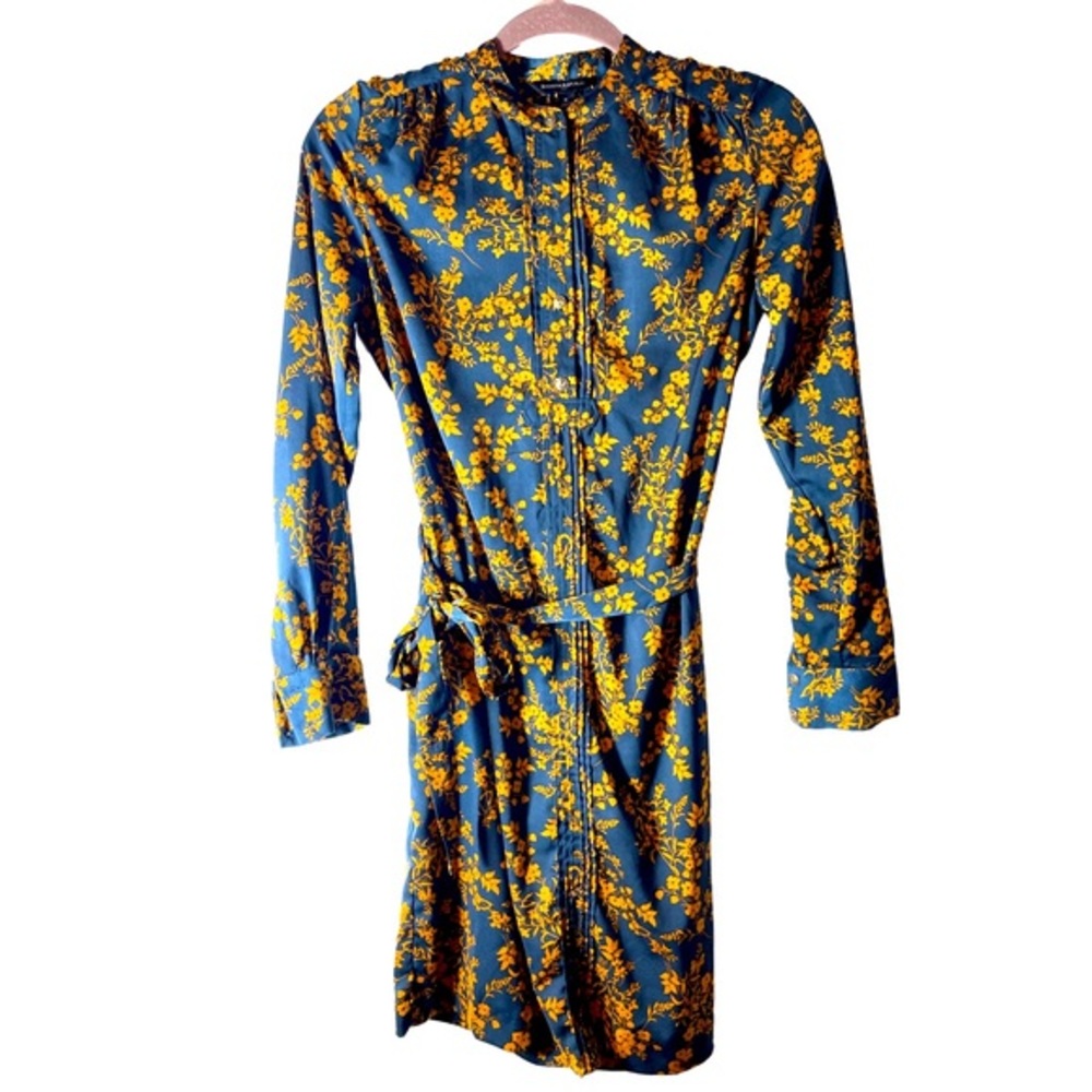 Banana Republic. Navy/Yellow Flower
Long sleeved beltedโ button front dress